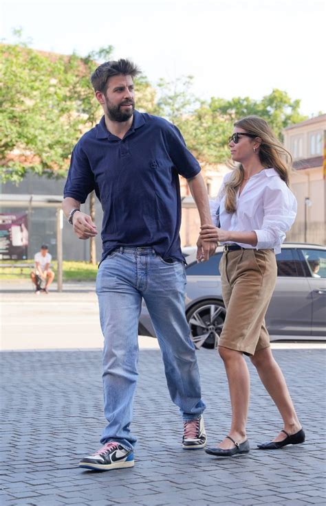 Gerard Piqué Y Clara Chía Reaparecen Cariñosos Y De La Mano Minutos Antes De Su Cita En Los