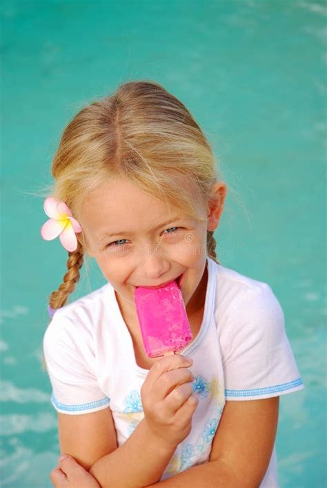 Fille Mangeant De La Glace Photo Stock Image Du Dessert