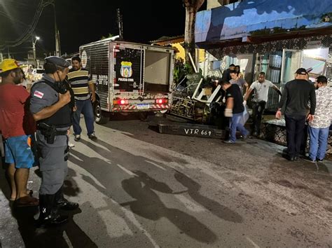 Jovem Morto A Tiros Dentro De Banheiro Ao Ter Casa Invadida Por