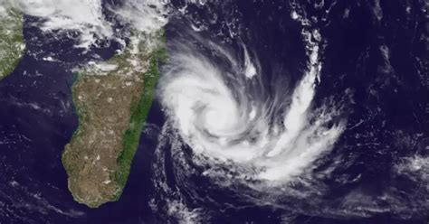 Sur la trajectoire du cyclone Belal La Réunion en alerte rouge ce