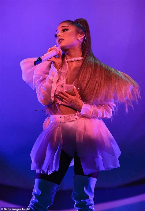 Ariana Grande Kicks Off The Uk Leg Of Her Sweetener Tour In London Daily Mail Online