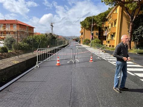 Cede L Asfalto In Via Marconi Strada Chiusa Per Accertamenti Riviera