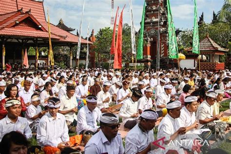 Sembahyang Hari Raya Galungan Antara News