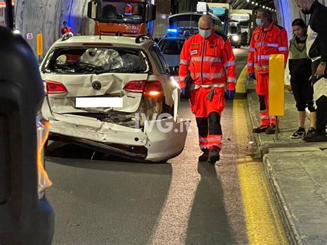 Autostrade Maxi Tamponamento In A Auto Fuori Controllo Piomba Sulle