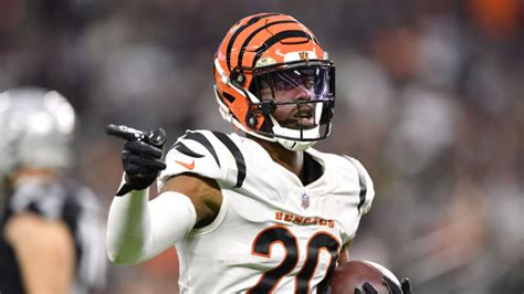 Bengals Hc Zac Taylor Calls Re Signing Eli Apple A No Brainer Decision