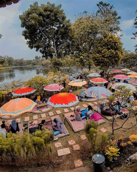 Di Bogor Bisa Piknik Asyik Tepi Danau Sambil Kulineran Warung Tepi Danau