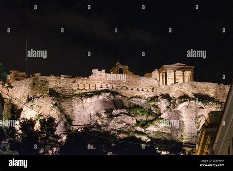 Athens - December 2019: night view of Acropolis Stock Photo - Alamy