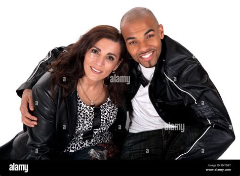 Happy Smiling Couple Multiculturel Femme Mature Avec Jeune Homme Photo Stock Alamy