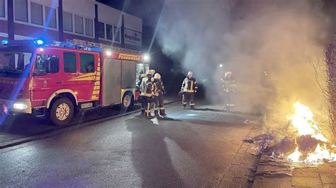 Zwei Feuer in einer Nacht Schon wieder brannten Mülltonnen in Norden