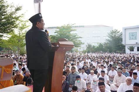 Meluber Sampai Ke Luar Ribuan Jamaah Sholat Idul Fitri Di Halaman Umri