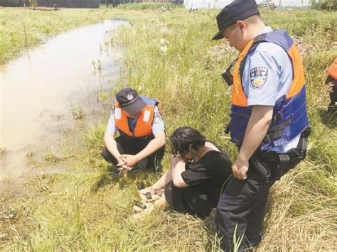 蕲春一女子跳江轻生 长航公安民警跳水救人 轻生 救人 公安民警 新浪新闻