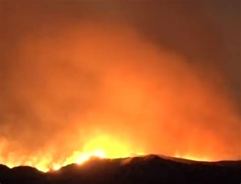 Fairview Fire Burns Nearly 8 000 Ha 20 000 Acres Could Take Weeks To Contain California