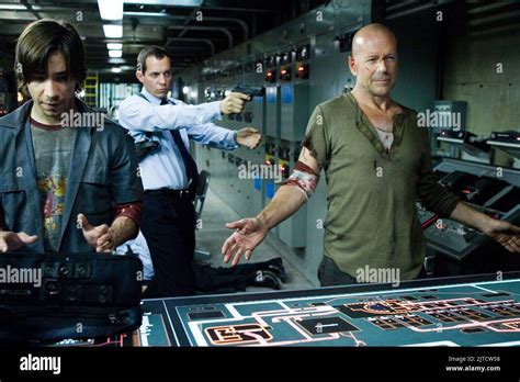 JUSTIN LONG, BRUCE WILLIS, LIVE FREE OR DIE HARD, 2007 Stock Photo - Alamy