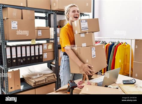Junge blonde Frau bei der E Commerce Branche für kleine Unternehmen arbeitet feiert