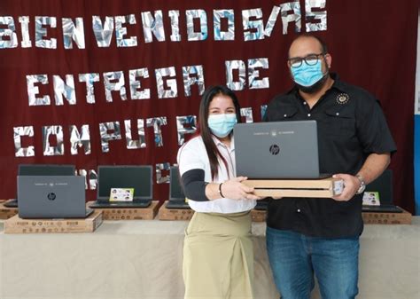 Gobierno De El Salvador Entrega Computadoras A Estudiantes De