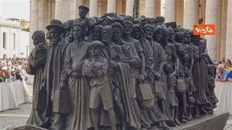 Papa Francesco Inaugura Statua Per I Migranti In San Pietro Ilgiornale It