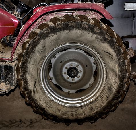 Tractor Wheel | HDR creme