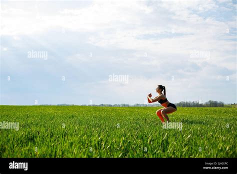 L Athl Te De Fille Fait Des Squats Dans La Nature Des Exercices Pour