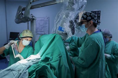 HGV realiza cirurgia inédita de tumor cerebral paciente acordado