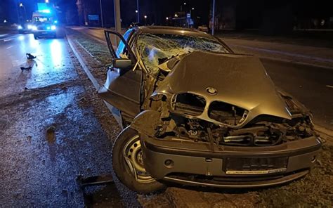 Fotoreportaż Kierujący roztrzaskał BMW o słup przy ul Grobla