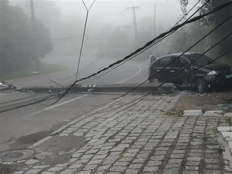 Motorista Perde Controle De Carro E Derruba Poste Em Avenida De Quatro