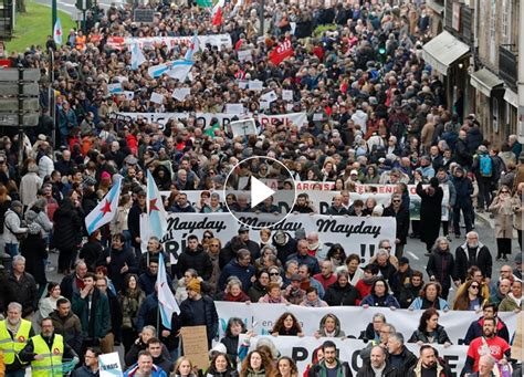 Decenas De Miles De Ecologistas Vuelven A Llenar El Obradoiro Al Grito