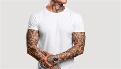 Plantilla De Camiseta Blanca Hombre Con Tatuajes Con Una Maqueta De