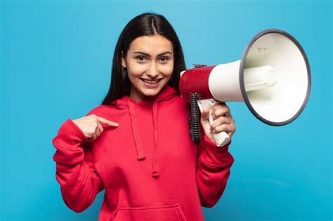 Joven Latina Que Se Siente Feliz Sorprendida Y Orgullosa Se Alando A