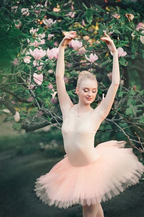 La Ballerina Che Balla All Aperto Il Balletto Classico Posa In Backgro