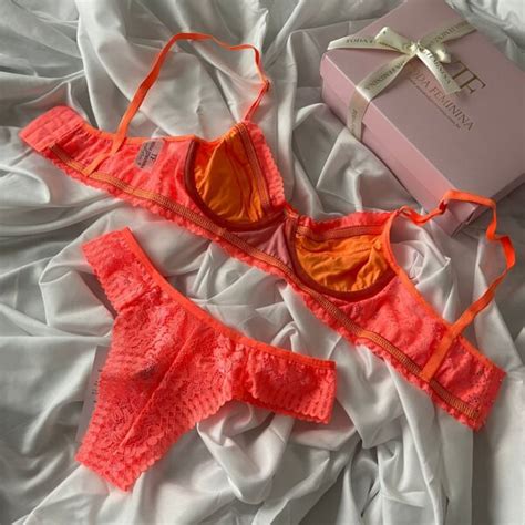 Conjunto de lingerie em renda sutiã bojo e calcinha string dupla fio dental rosa babaloo