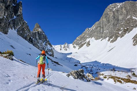 Frau auf Skitour steigt ins Höllkar auf Bild kaufen 71169493