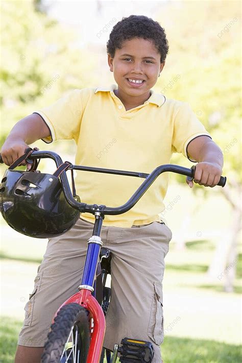 الولد الشاب، عن، أركب دراجة، إلى العراء، باسم، لعب، يلهو، Helmet صورة