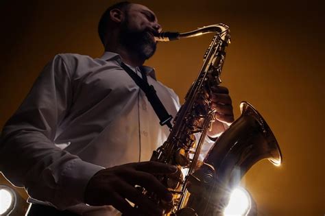 Retrato De M Sico Profissional Saxofonista Homem De Camisa Branca Toca