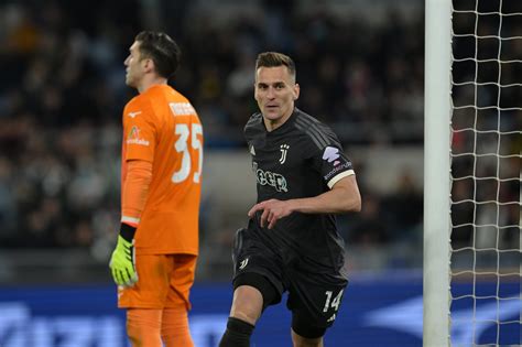 Juve In Finale Di Coppa Italia Col Brivido Milik Gela La Lazio E