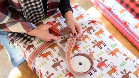 12 Easy Christmas Gifts To Make At Home & These Thoughtful Ideas Fit ...