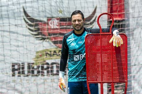 Flamengo encaminha a renovação de contrato de Diego Alves por dois anos