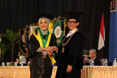 Rektor UGM Mewisuda 1 254 Lulusan Sarjana Dan Diploma Empat