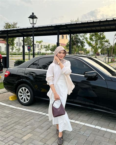 Ide Outfit Nongki Feminim Dengan Setelan Rok Ala Faradithy