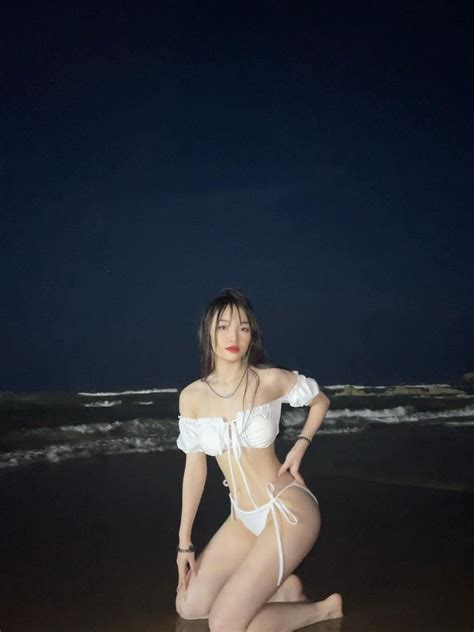 9 Hot Sexy Huynh Nhat Hoa Bikini Pics