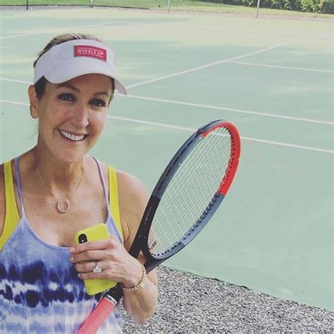 Gma S Lara Spencer Showcases Toned Physique In Stunning Selfie That