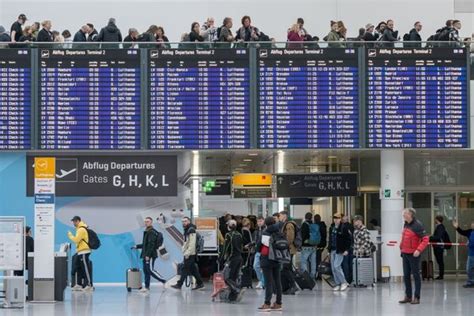 Lange Warteschlangen Am M Nchner Flughafen