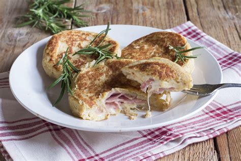 Hamburger Di Patate Ripieni Di Prosciutto E Formaggio Filante Carne