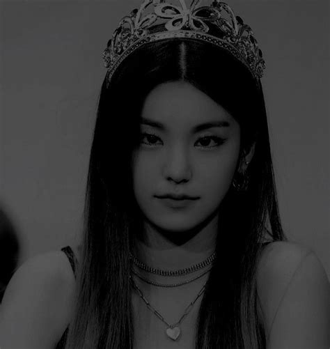 Yeji Itzy Dark Gambar Wajah Rambut Warna Warni Gambar