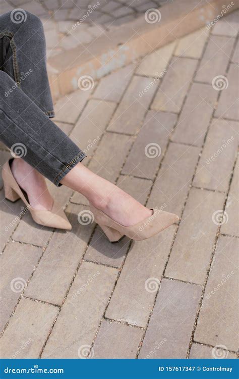 Scarpe Nude Di Beige Occasionale Con Un Tacco Enorme Sulle Gambe Della Ragazza Scarpe Sulla