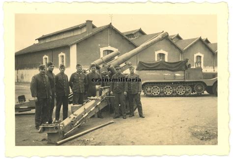 Orig Foto Artillerie Geschütz Halbkette Sd Kfz in Kaserne BEAUNE