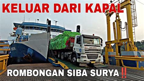 Rombongan Siba Surya Keluar Dari Kapal Dorothy Di Pelabuhan Merak