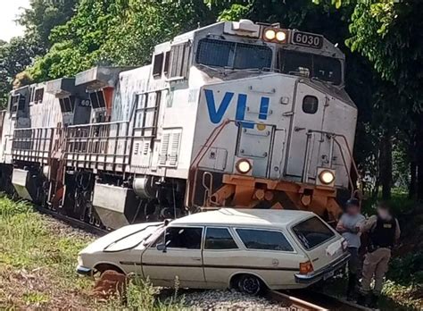 Carro é arrastado por 30 metros ao entrar na frente do trem de ferro