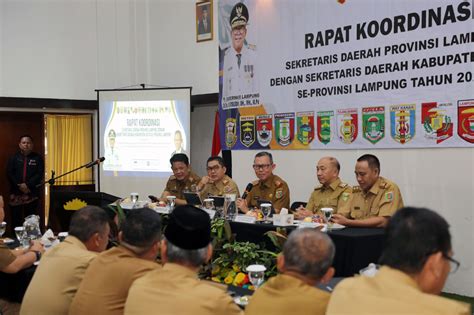 Sekretaris Daerah Provinsi Lampung Fahrizal Darminto Memimpin Rapat