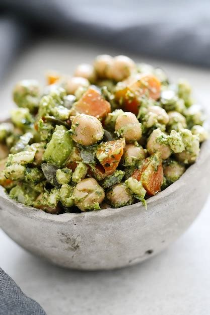 Salade De Pois Chiches Et Avocat Photo Gratuite