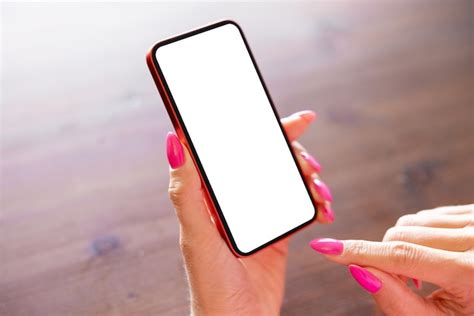 Foto de primer plano del teléfono celular en manos de la mujer maqueta